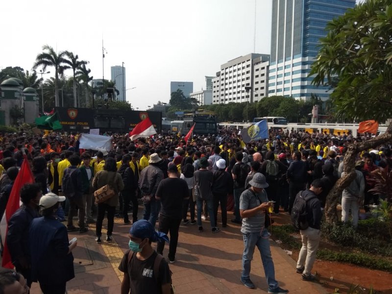 Mahasiswa dari berbagai perguruan tinggi gelar aksi unjuk rasa di depan DPR RI, Senin (23/9)