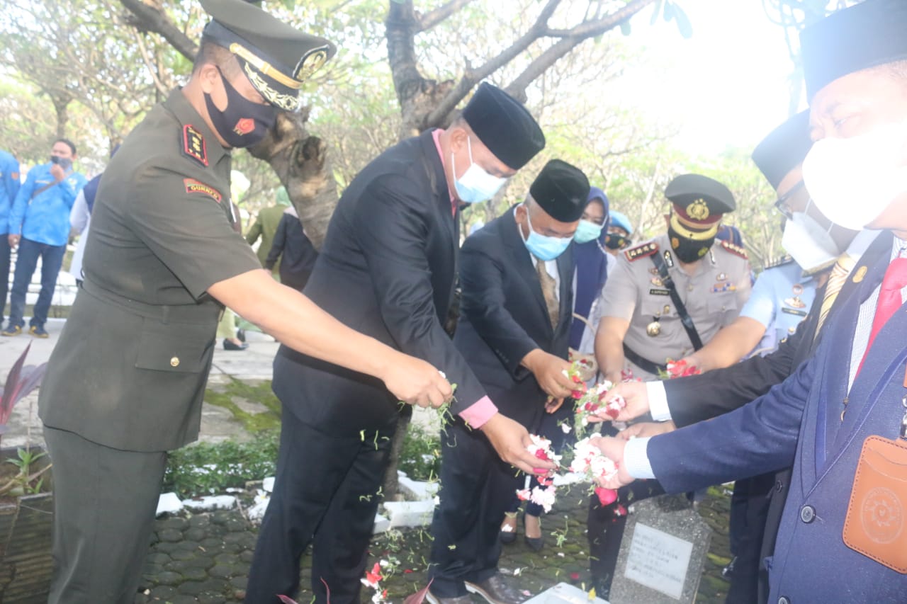 Unsur forkopimda Kota Bekasi lakukan tabur bunga di TMP Bulak Kapal Bekasi Timur