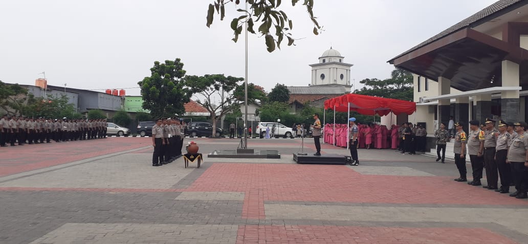 Upacara Korps Raport Kenaikan Pangkat Personel Polres Metro Bekasi