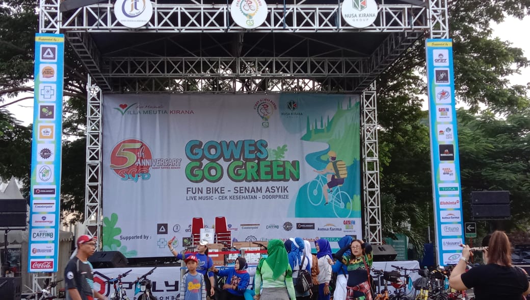 Villa Meutia Kirana Bekasi menggelar Gowes Go Green yang diikuti ribuan peserta