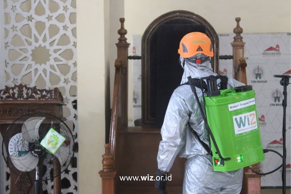 WIZ Lakukan Penyemprotan Cairan Disinfektan di Area Publik