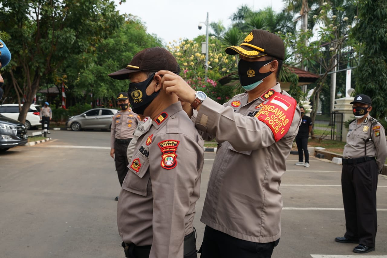 Waka Polres AKBP Rickson secara simbolis mengganti masker anggota