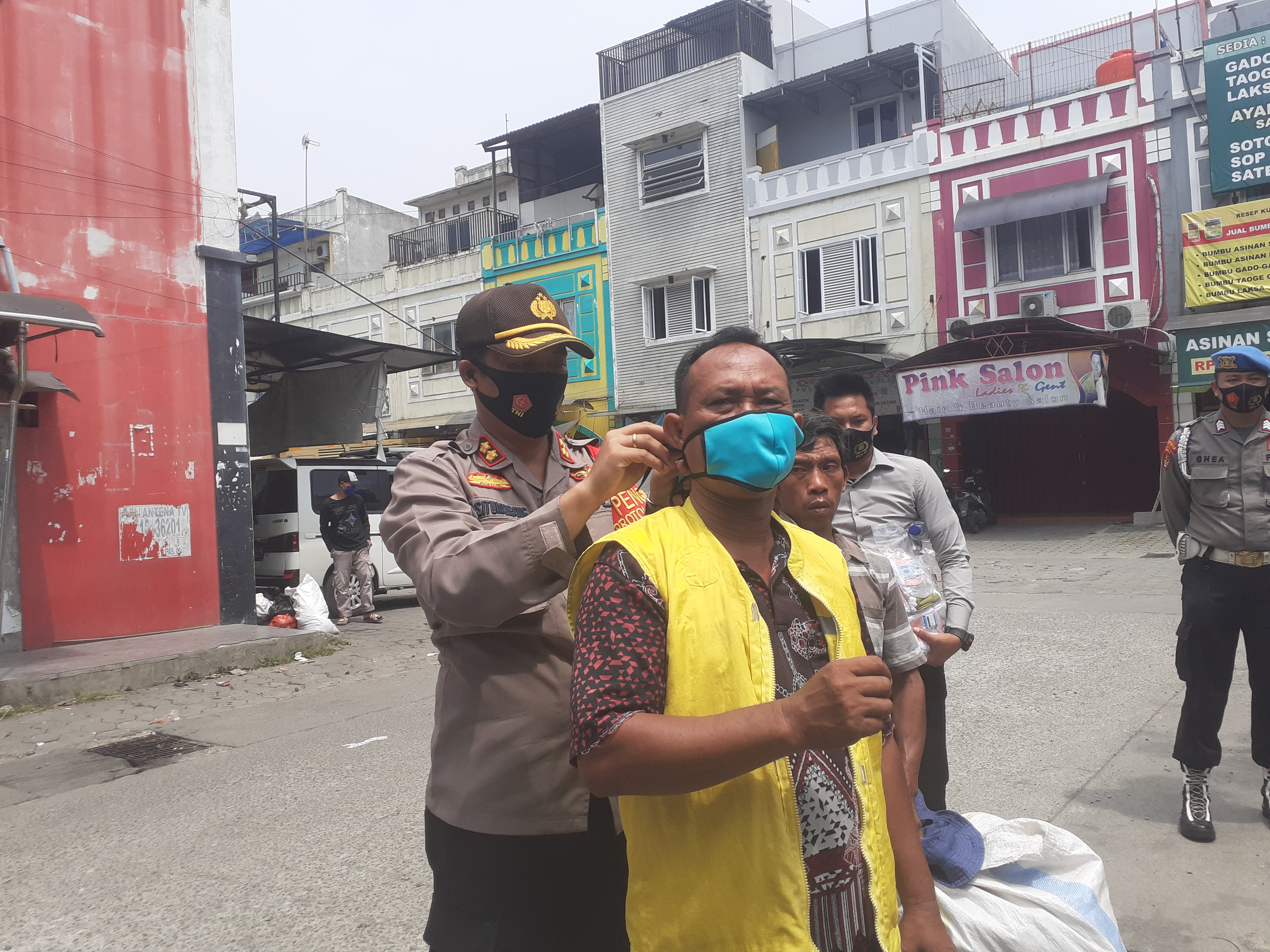 Wakapolres Metro Bekasi AKBP Rickson Situmorang dalam sosialisasi penggunaan masker