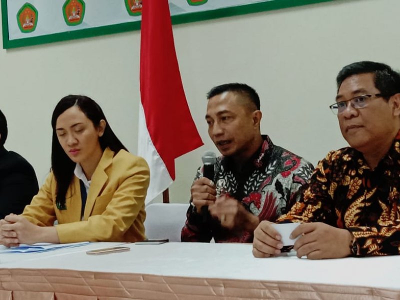 Wakil Kepala Badan Saiber dan Sandi Negara, Komjen Pol Dharma Pongrekun (pegang mic)