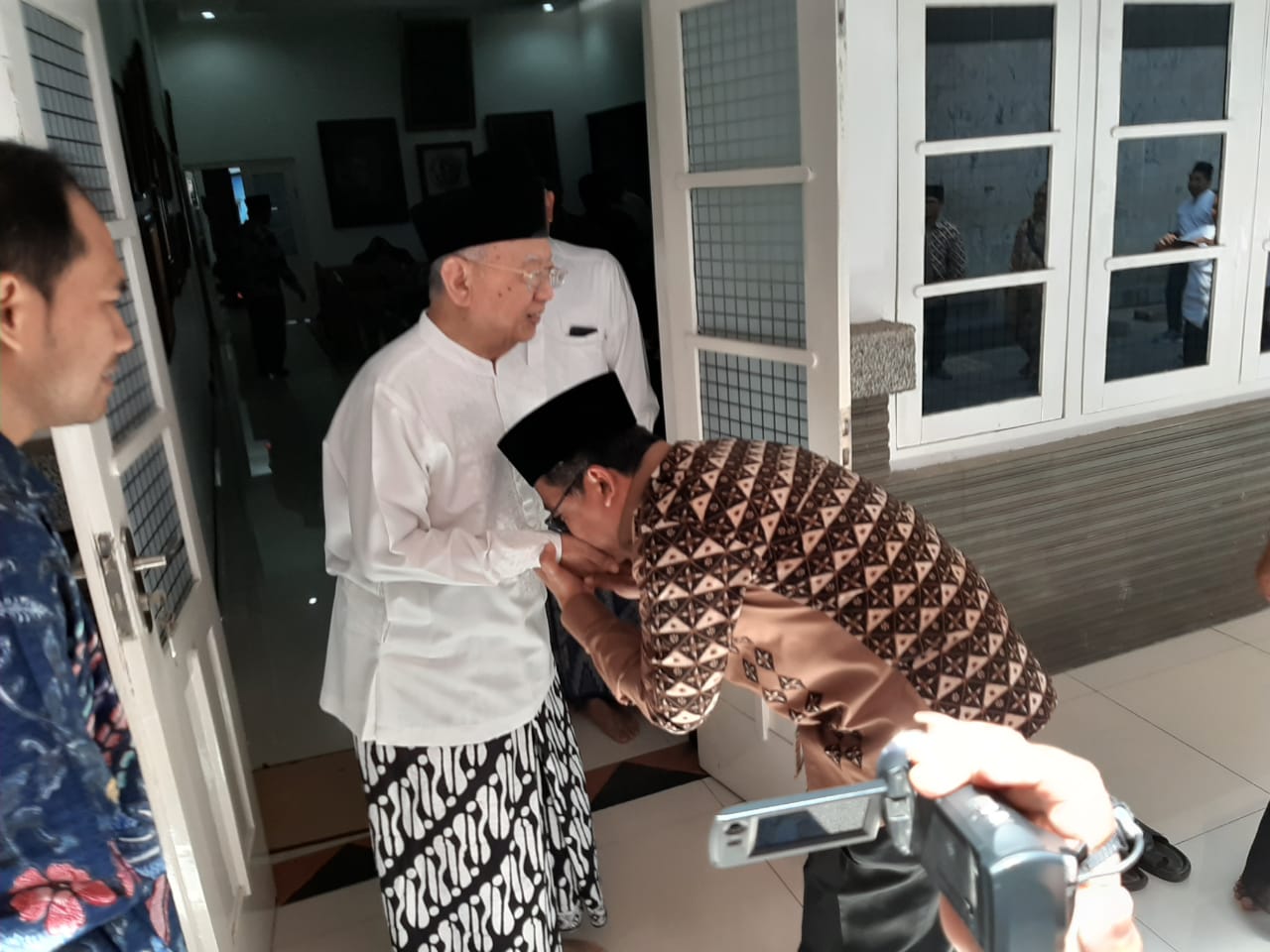 Wakil Menteri Agama Zainut Tauhid Sa adi sowan kepada Gus Sholah