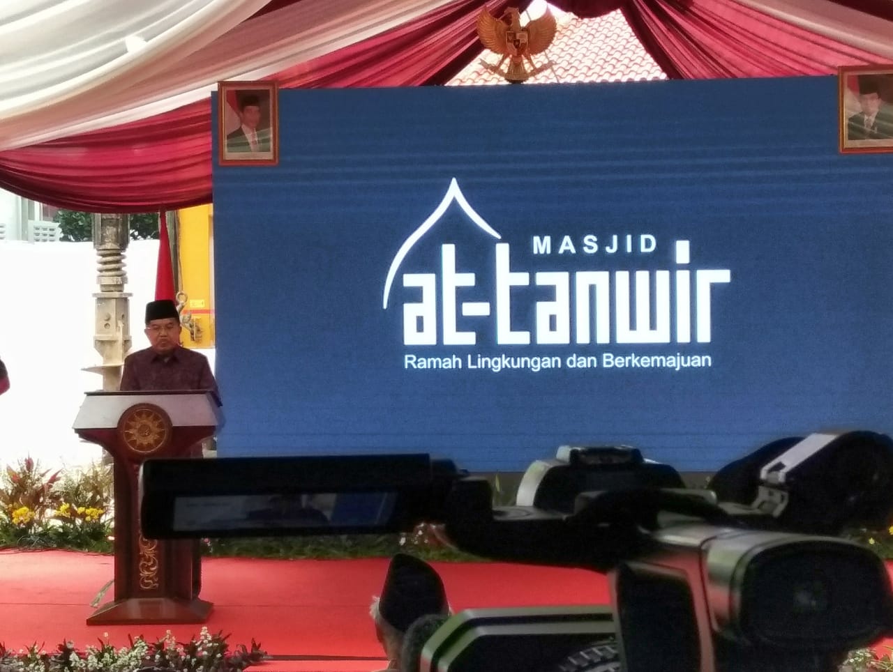 Wakil Presiden Jusuf Kalla menghadiri acara peletakan batu pertama pembangunan Masjid At Tanwir