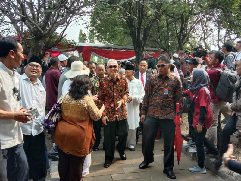 Wakil Presiden RI Periode 1993-1998, Try Sutrisno mengikuti pemakaman Habibie di TMP Kalibata