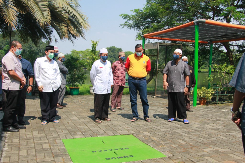 Wakil Wali Kota Bekasi Tri Adhianto Melihat Sumur Resapan Masjid Baitu Ma muur