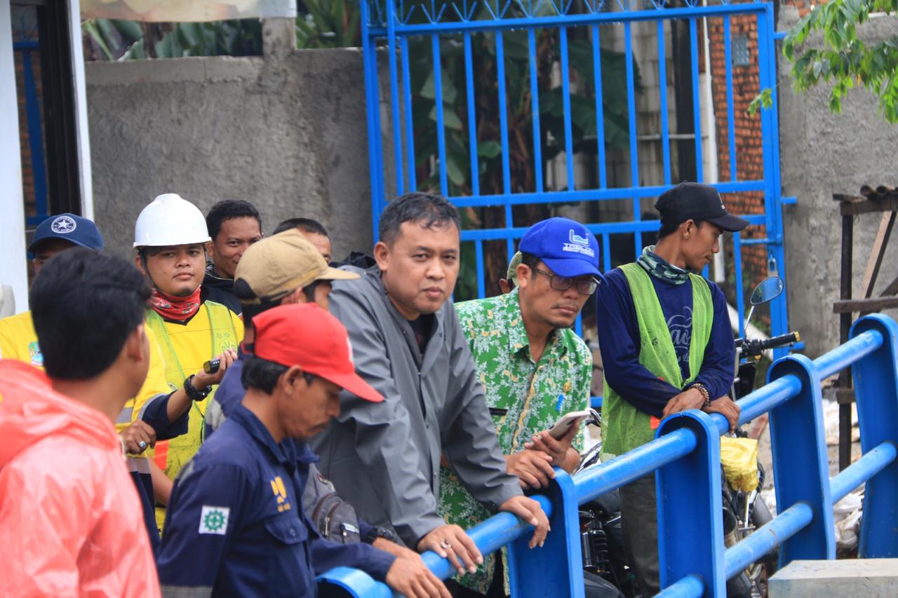 Wakil Wali Kota Bekasi Tri Adhianto Tjahyono mengontrol Bendungan Prisdo Kota Bekasi