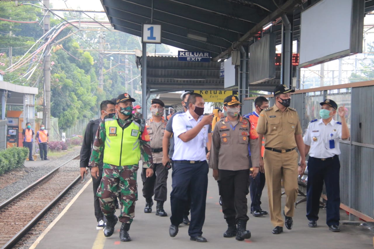 Wakil Wali Kota Bekasi Tri Adhianto bersama Kapolres Kombespol Wijonarko sidak di Stasiun Bekasi