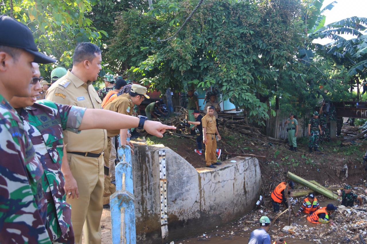 Wakil Wali Kota Bekasi Tri Adhianto memantau pembersihan Bendungan Koja