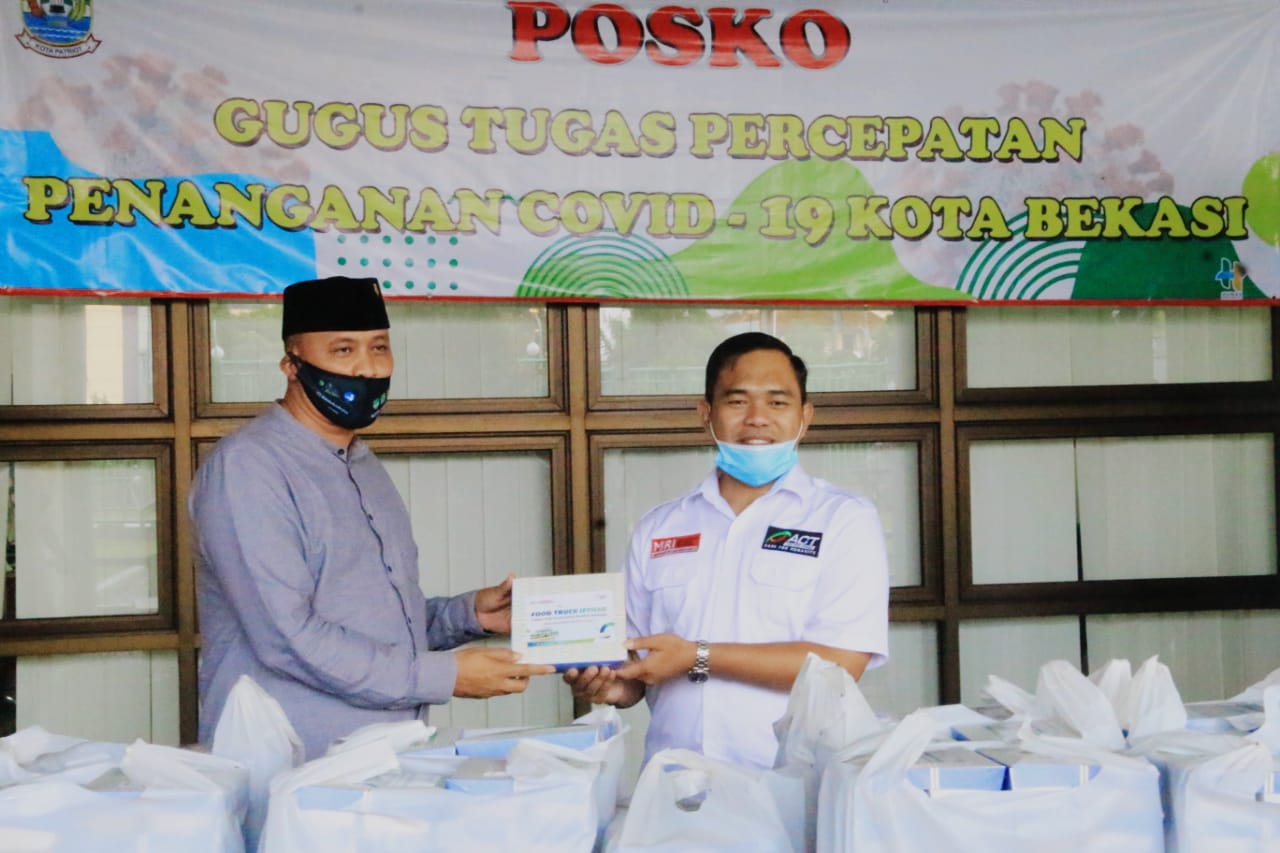 Wakil Wali Kota Bekasi Tri Adhianto menerima bantuan paket buka puasa sebanyak 1000 nasi kotak dari 