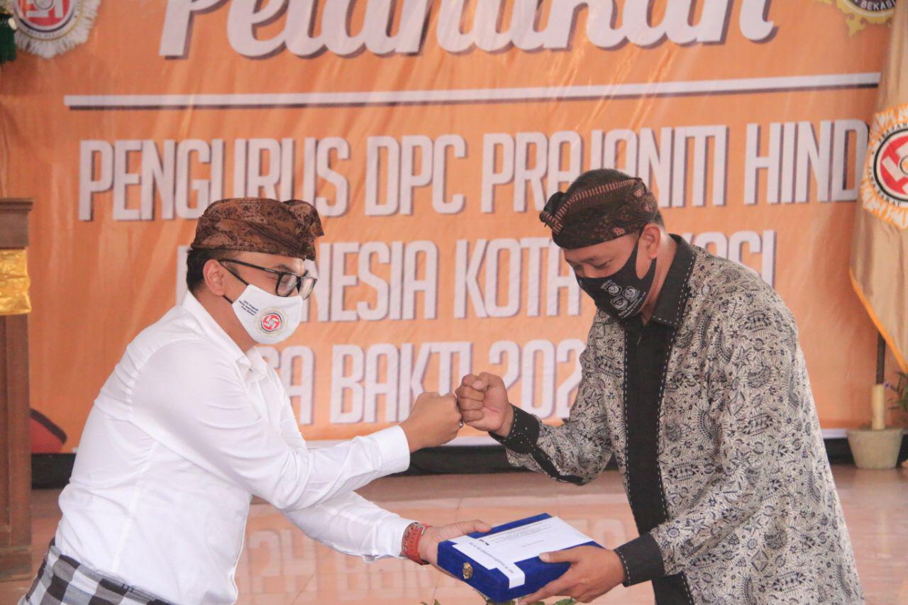 Wakil Wali Kota Bekasi Tri Adhianto menghadiri pelantikan pengurus DPC Prajaniti Hindu