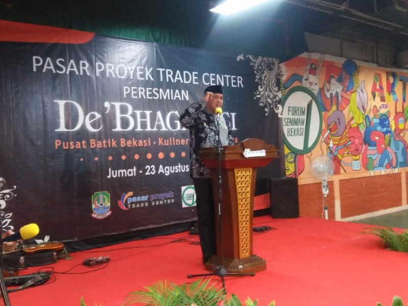 Wakil Wali Kota Bekasi, Tri Adhianto meresmikan De'Bhagasasi di Pasar Proyek Trade Center Bekasi