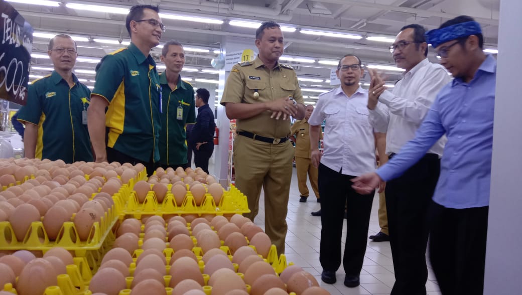 Wakil Wali Kota Bekasi Tri Adhianto saat memantau ketersedian stok pangan di supermarket karena efek