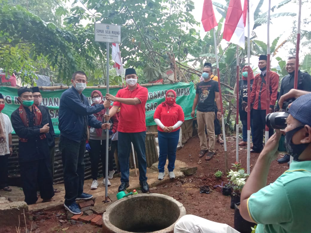 Wakil Wali Kota Bekasi memasang simbolis papan plang nama sumur keramat di Kranggan