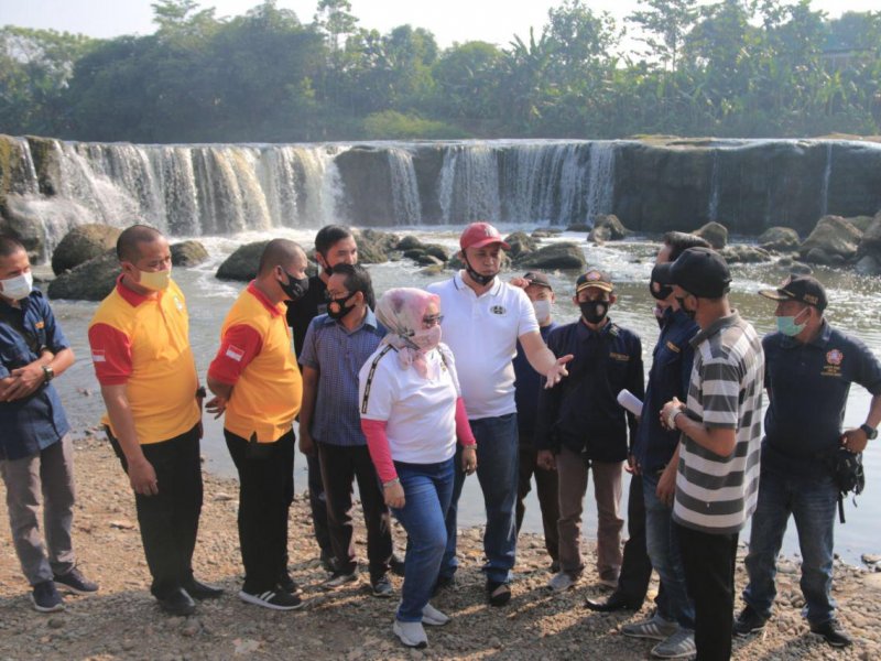 Wakil Wali Kota Tri Adhianto meminjau lokasi Curug Parigi di Bantargebang pada Rabu (8/7)