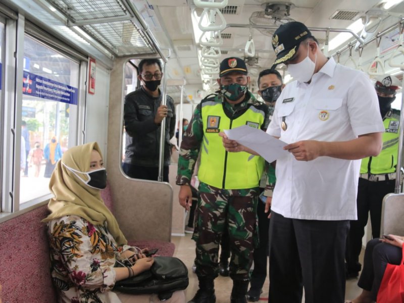 Wakil Wali Kota, Tri Adhianto meninjau penerapan protokol kesehatan di Stasiun Bekasi, Rabu (10/6).