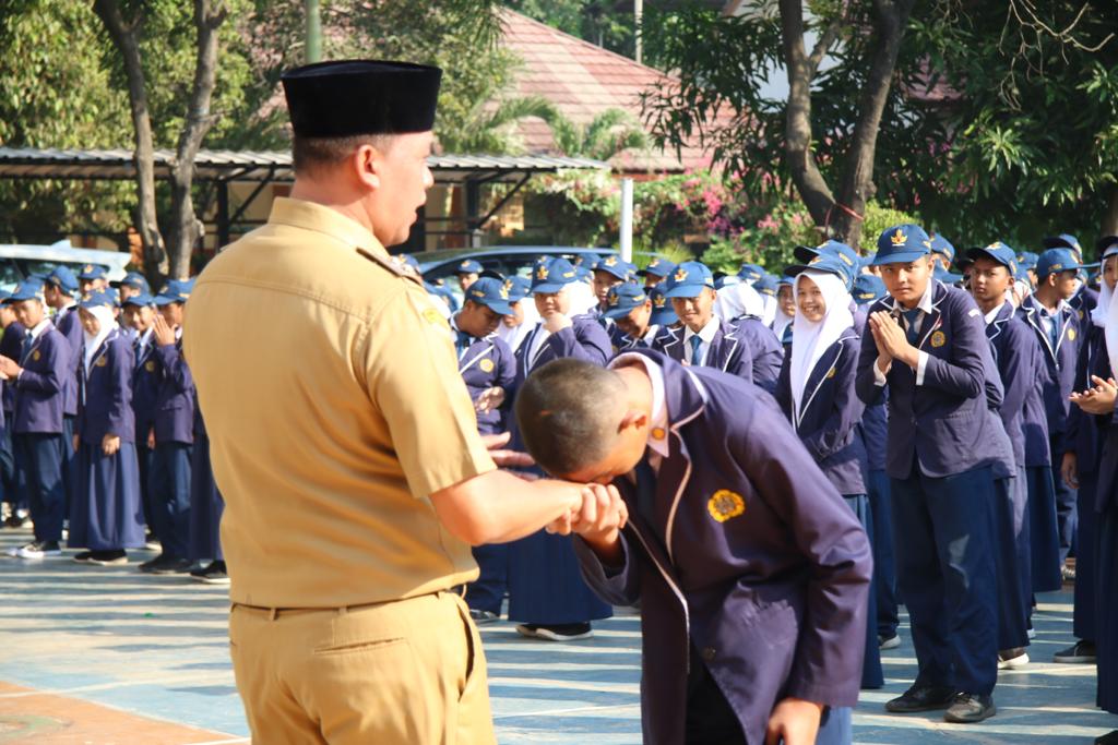 Wakil Walikota Bekasi Tri Adhianto menjadi Inspektur Upacara di SMPN 2 Kota Bekasi