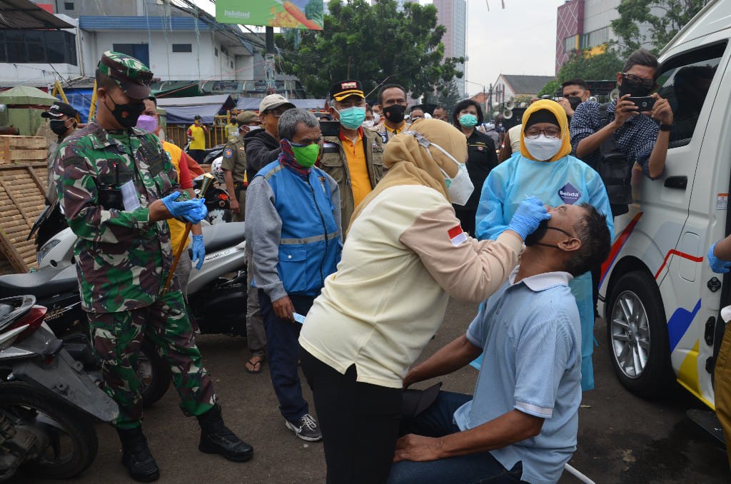 Wali Kota Bekasi Kapolres dan Dandim mengecek pemeriksaan acak Swab pedagang Pasar Baru Bekasi