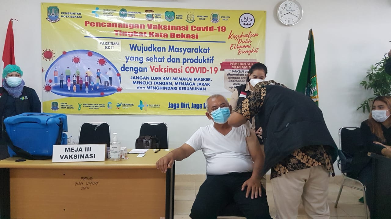 Wali Kota Bekasi Rahmat Effendi Jalani Vaksin Covid Tahap 2