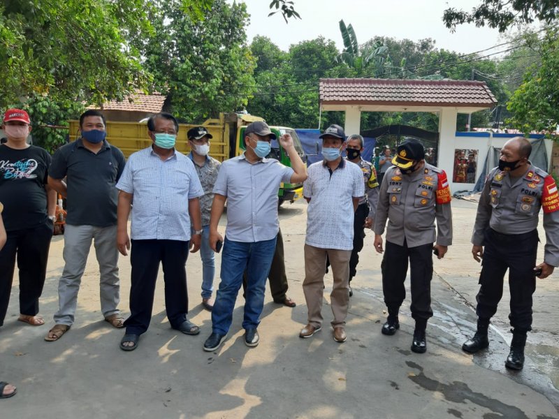 Wali Kota Bekasi, Rahmat Effendi  bersama jajaran meninjau lokasi semburanlumpur di Jatirangga