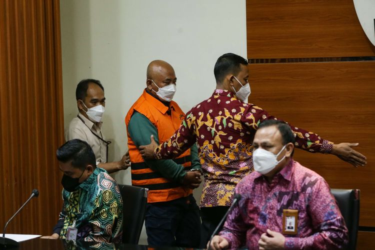 Wali Kota Bekasi Rahmat Effendi ditetapkan sebagai tersangka oleh Komisi Pemberantasan Korupsi di Ge