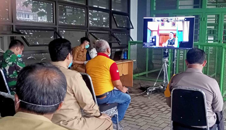 Wali Kota Bekasi Rahmat Effendi melakukan telekonferensi dengan Gubernur Jawa Barat Ridwan Kamil