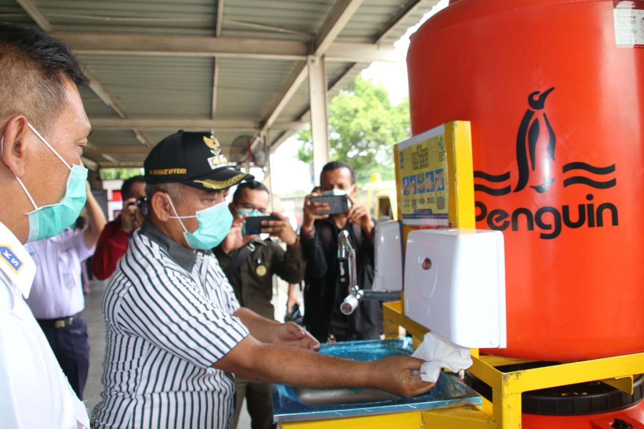 Wali Kota Bekasi Rahmat Effendi mencoba tempat cuci tangan portebel