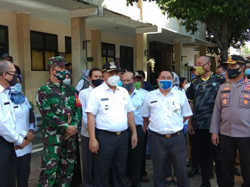 Wali Kota Bekasi, Rahmat Effendi mengecek kesiapan sekolah yang akan KBM tatap muka, Selasa (7/7)