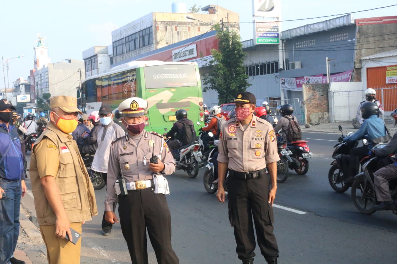 Wali Kota Bekasi Rahmat Effendi meninjau Jalan Juanda Bulak Kapal saat PSBB