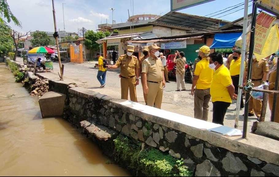 Wali Kota Bekasi Rahmat Effendi meninjau lokasi banjir di Perumahan Pondok Timur Indah II RW 07 Must