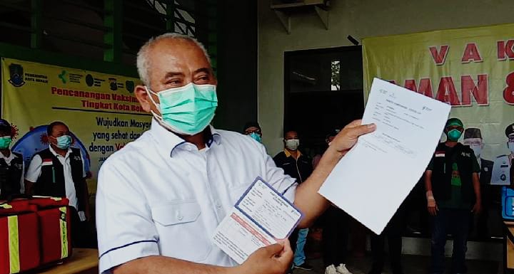 Wali Kota Bekasi Rahmat Effendi menunjukan surat hasil vaksin covid 19 di Gor Patriot