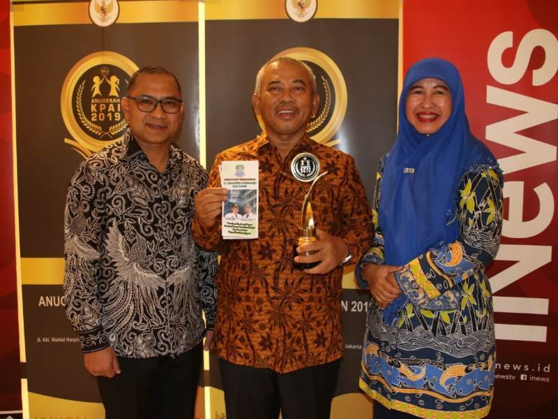 Wali Kota Bekasi, Rahmat Effendi (tengah) memegang tropi Anugerah KPAI 2019