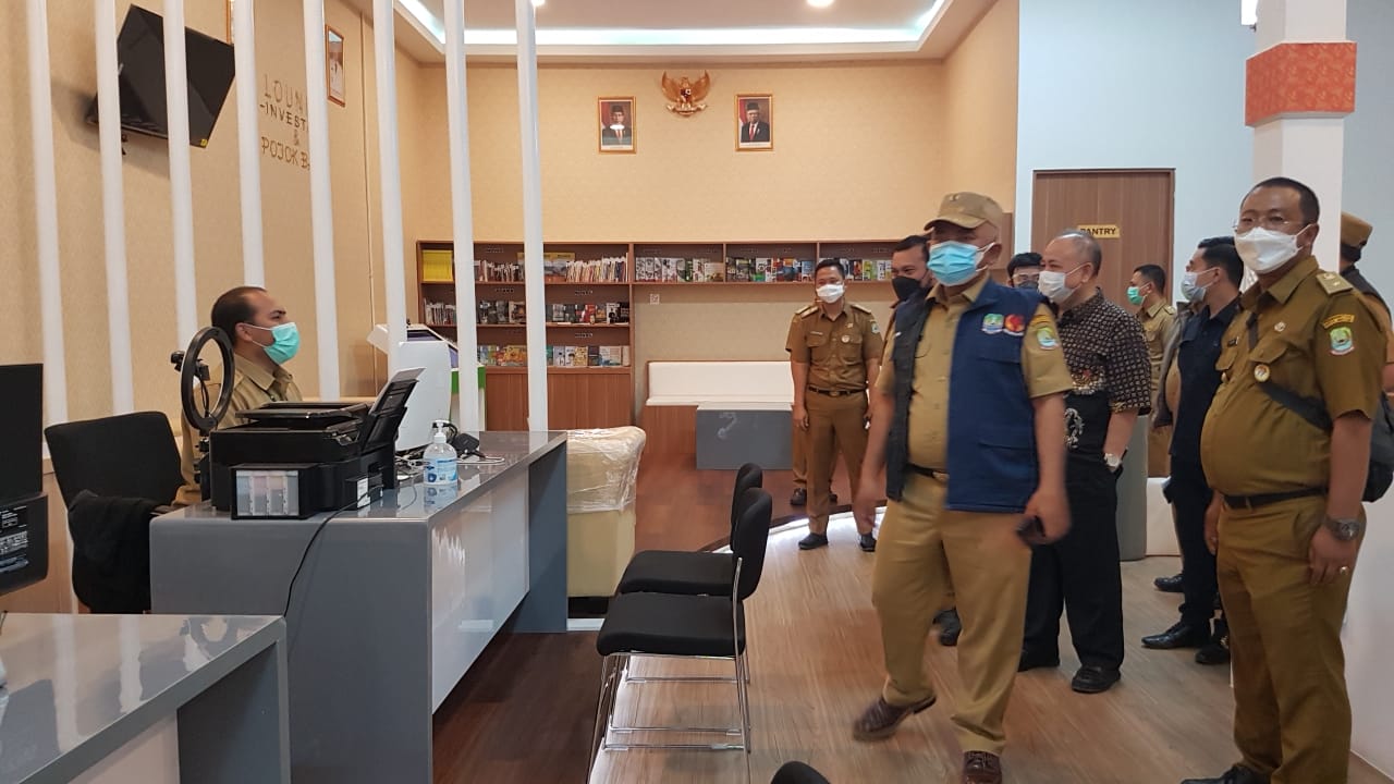 Wali Kota Bekasi bersama Kadis DPMPTSP Lintong Saat Meninjau Persiapan MPP Bekasi Timur