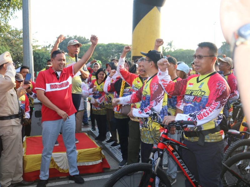 Wali Kota Bekasi bersama Wakil Wali melepas ribuan peserta Parade Sepeda HUT Kemerdekaan RI ke-74