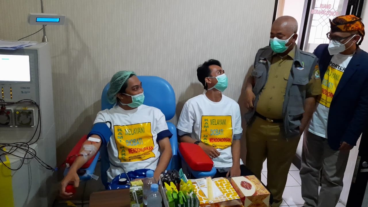 Wali Kota Bekasi dan Ketua DPRD saat memantau donor plasma konvalesen di Markas PMI Kota Bekasi