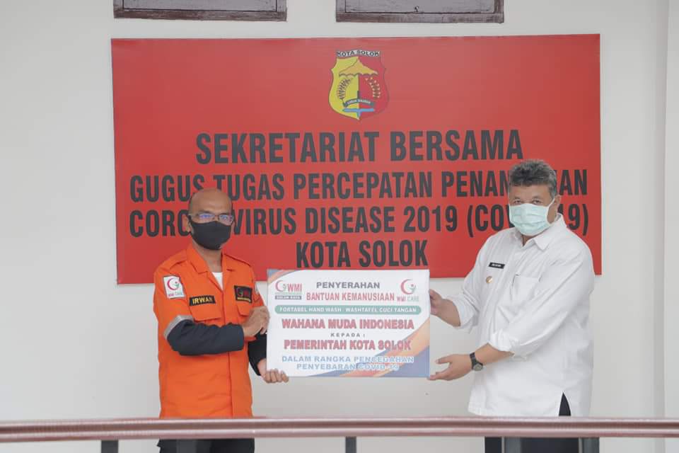 Wali Kota Solok Zul Elfian menerima bantuan dari WMI dalam rangka pencegahan Covid 19