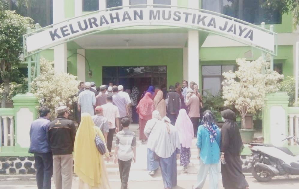 Warga Kelurahan Mustika Jaya