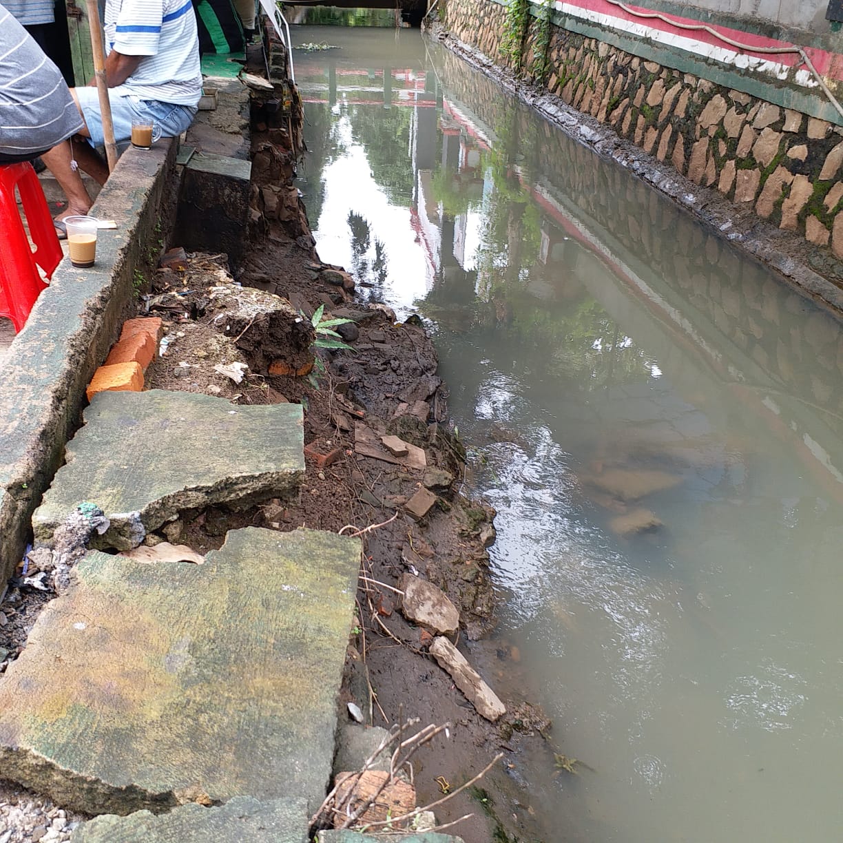 Warga Perumahan Margahayu RW 15 membangun kembali tanggul rusak akibat banjir