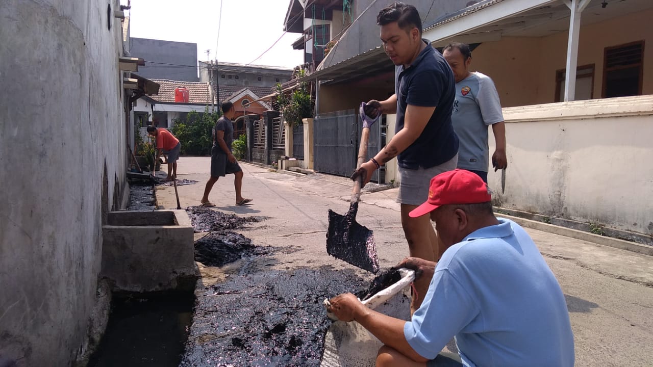 Warga RT 04 RW 09 Perumahan Taman Wisma Asri Bekasi Utara menjalankan program Kerja 3 Jam Ceria