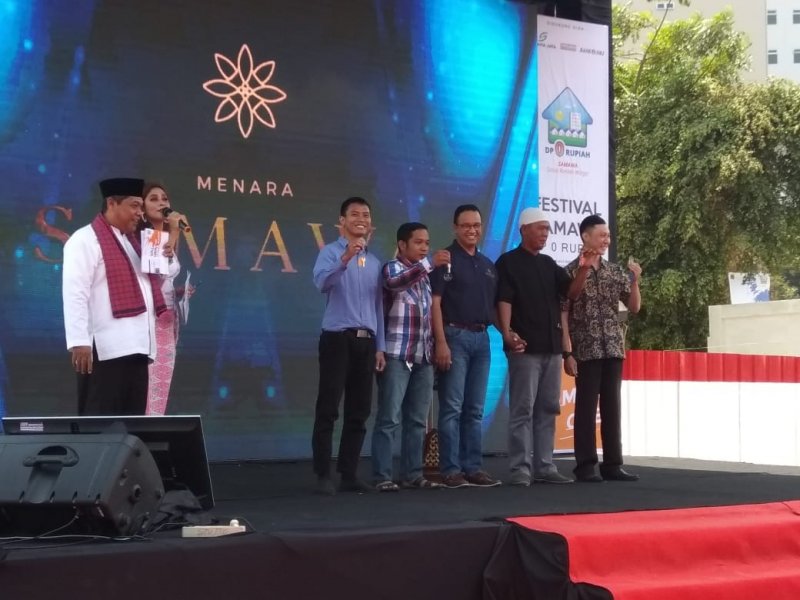 Gubernur DKI Jakarta, Anies Baswedan (tengah, berkaos biru gelap) meresmikan Tower Samawa (31/8)