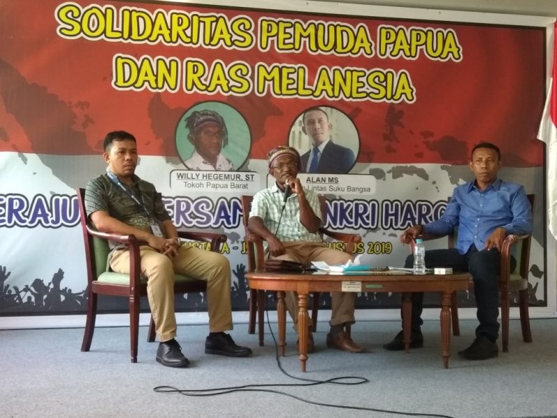 Tokoh Papua Barat, Willy Hegemur, ST (tengah) dalam Diskusi Solidaritas Papua (31/8)