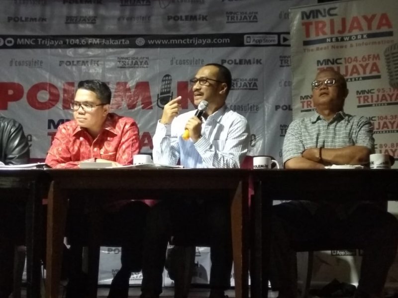 Ketua KPK periode 2011-2015, Abraham Samad (tengah) dalam diskusi publik (7/9) (Foto: Boy Dakta)