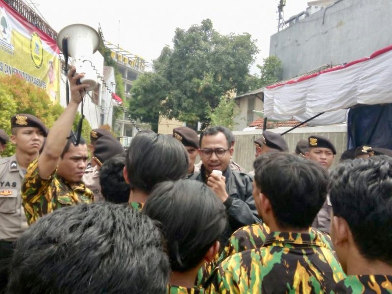 Puluhan Anggota AMPG Geruduk Kantor DPP Partai Golkar