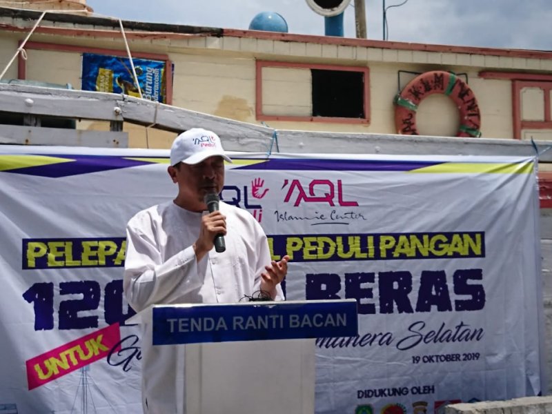 Pendiri AQL Peduli Ustaz Bachtiar Nasir (UBN) melepas 'Kapal Darurat Pangan' di Pulau Bacan, Maluku 