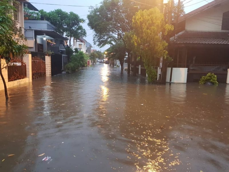 Air setinggi 40cm menggenangi Perum Bintara Jaya Permai, Bekasi Barat (Foto : Instagram @radiodakta)