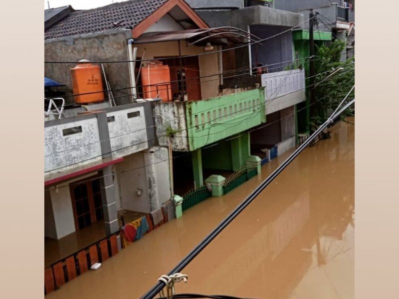 Banjir di Perumahan Pondok Gede Permai (20/2) [Foto : Instagram @mbakpaw]