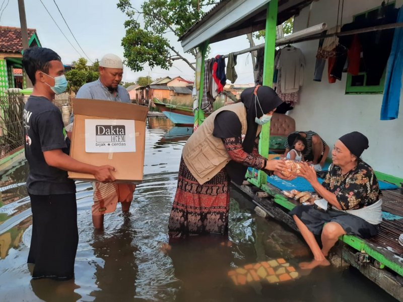 Dakta Peduli menyalurkan logistik di Desa Hurip Jaya, Babelan (26/2)