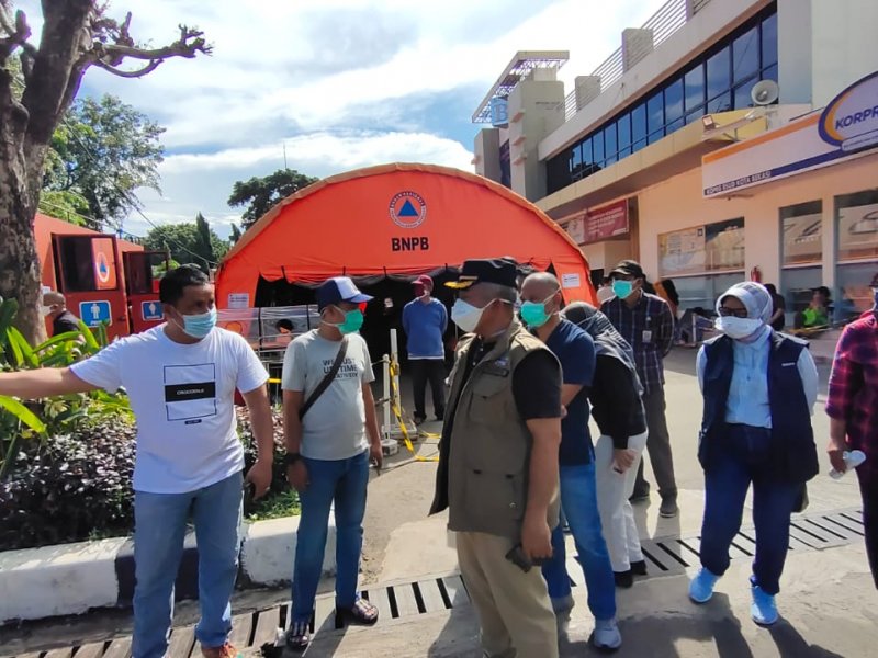 Wali Kota Bekasi, Rahmat Effendi mengecek ruang penambahan IGD RSUD CAM (26/6)